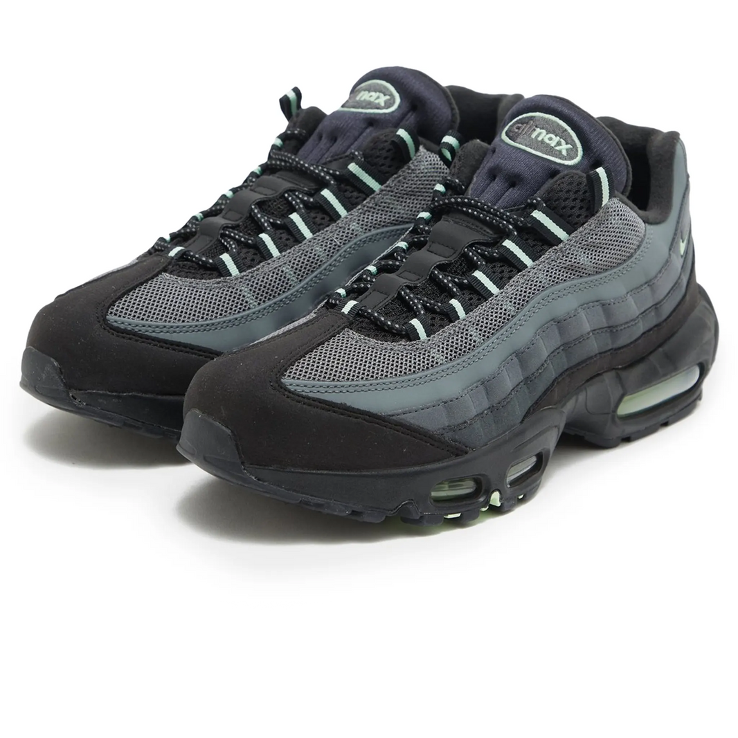 NIKE AIR MAX 95 Vapour Green sneakers with gradient design and Air Max cushioning.