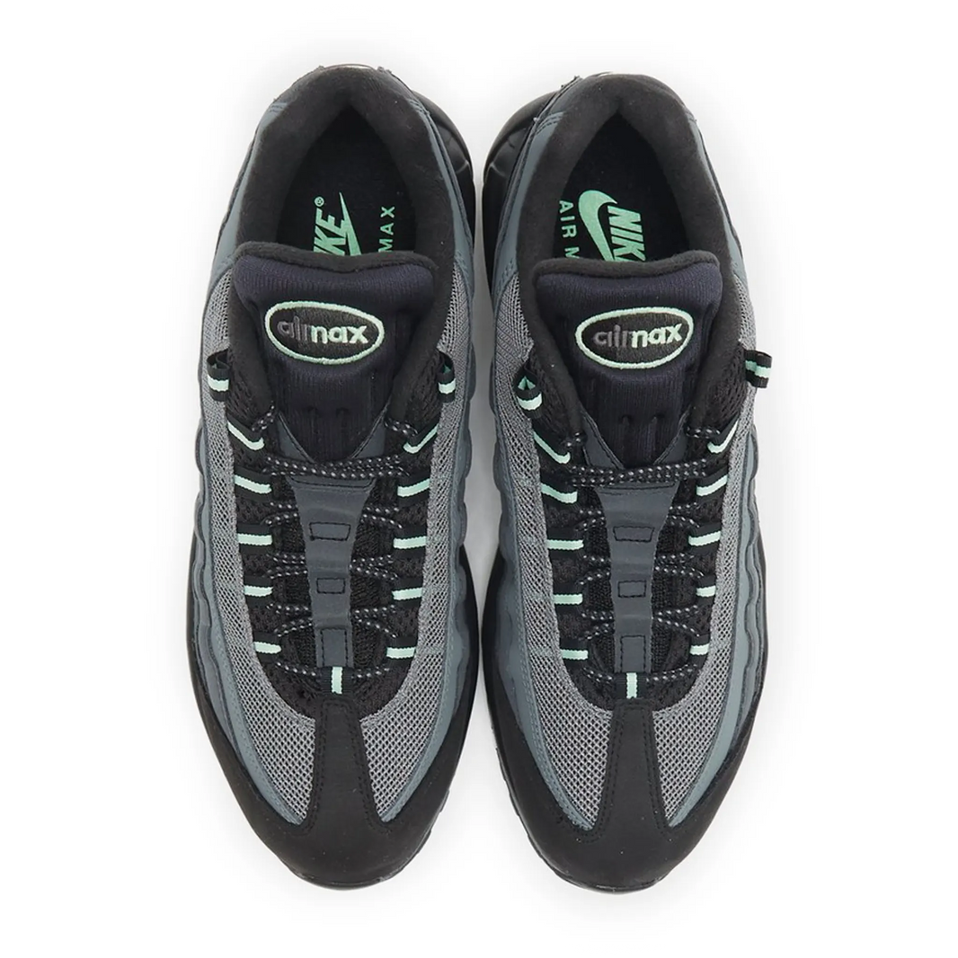 NIKE AIR MAX 95 Vapour Green sneakers with gradient design and Air Max cushioning.