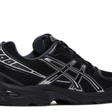 Gel 1130 black and pure silver running shoe with mesh upper and cushioned sole