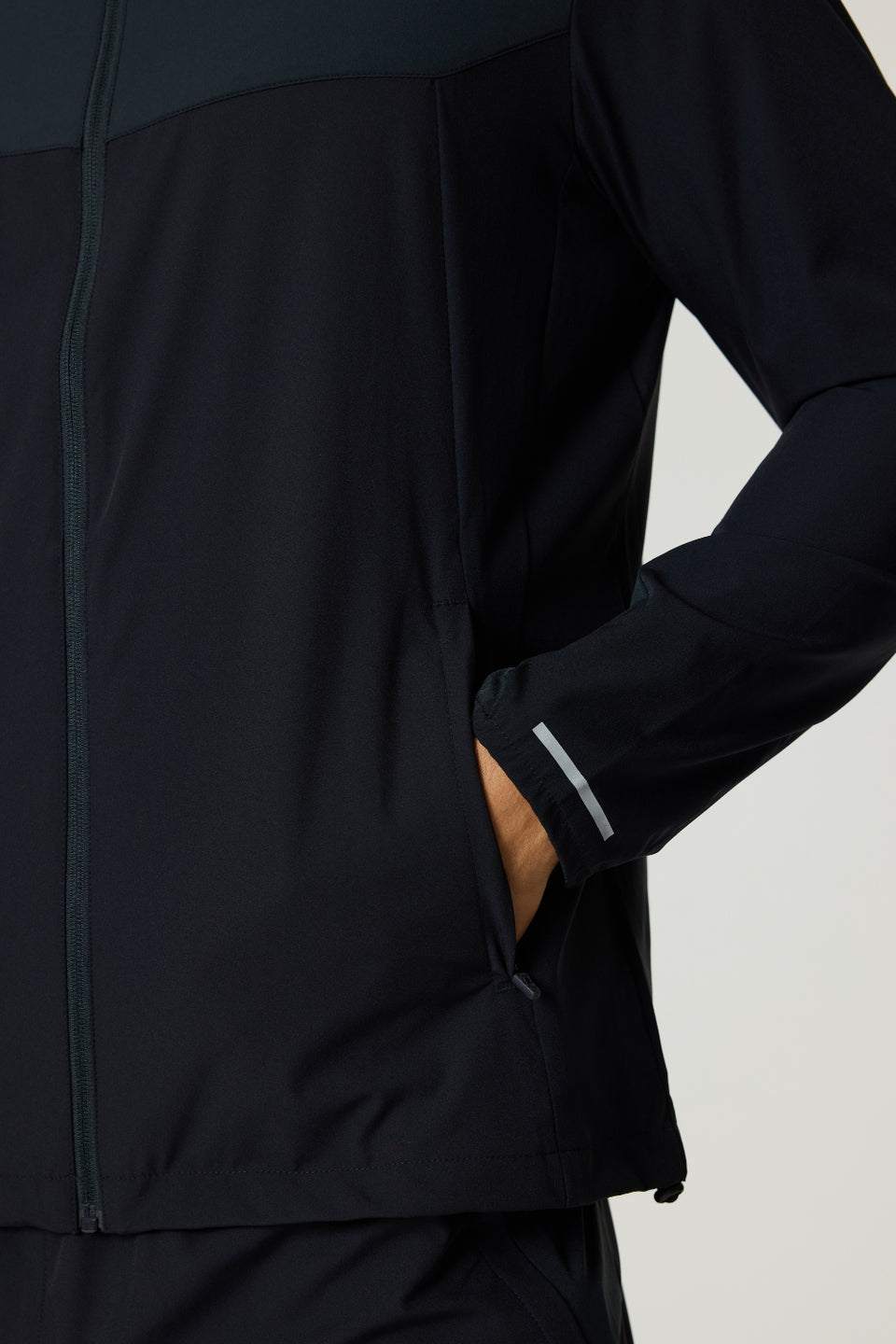 Reprimo Flight Windbreaker in black with zip pockets and breathable polyamide fabric for wind and light rain protection