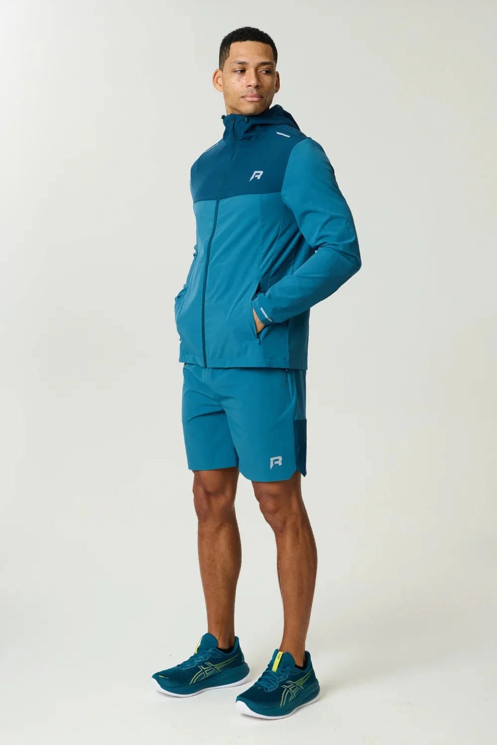 Reprimo Flight Windbreaker in lake blue and teal with zip pockets and lightweight polyamide fabric for wind and rain protection