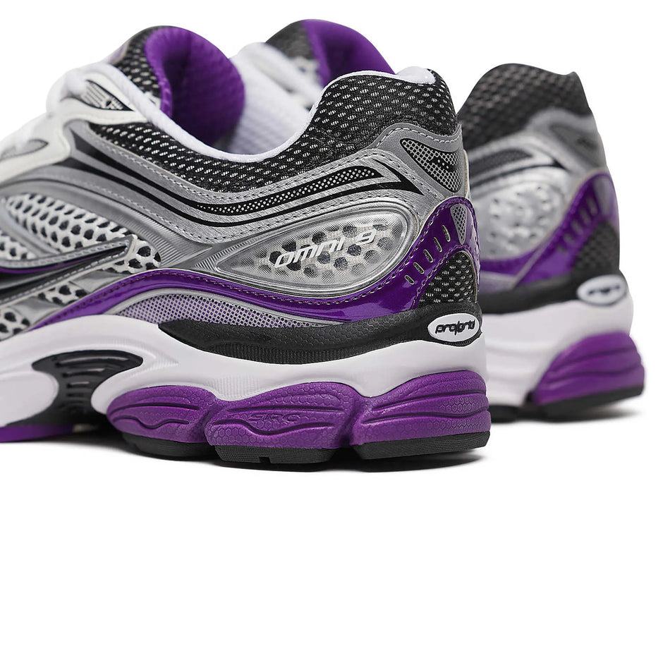 Saucony OG ProGrid ProGrid Omni 9 running shoe in silver and purple colors